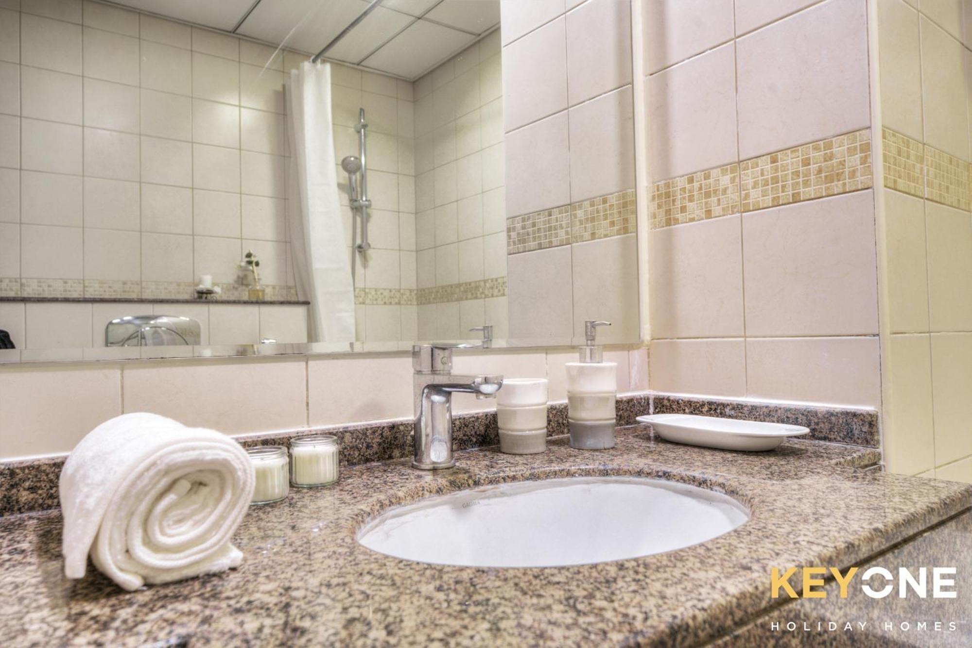 Contemporary One Bedroom With Full Marina View Appartement